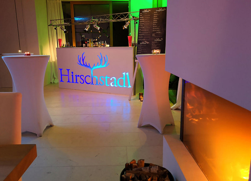 Für Hochzeiten mobile Cocktailbar miten mit Barkeeper
