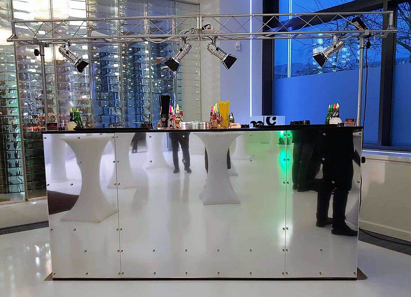 mobile Cocktailbar Elemente verspiegelt und für bis zu 3 Barkeeper geeignet