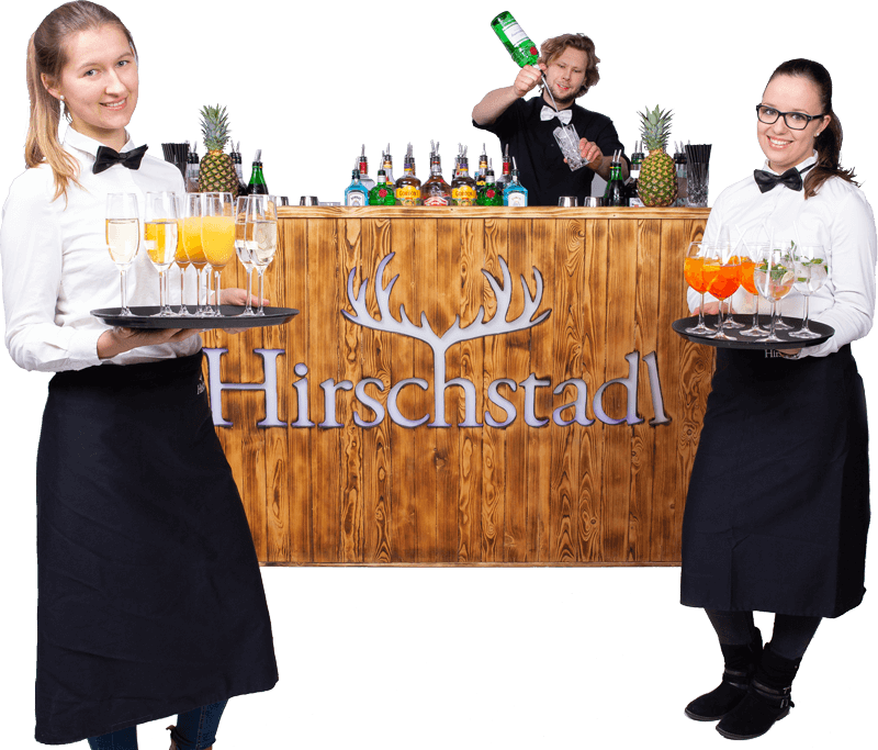 Hostess-und-Kellnerservice-mit-Gläsern-in-der-Hand-vor-der-mobilen-Cocktailbar-mit-Barkeeper-und-Hirschstadl